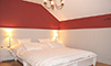 CST: Slaapkamer met dubbel bed, hoge kast, relax & kinderbedje